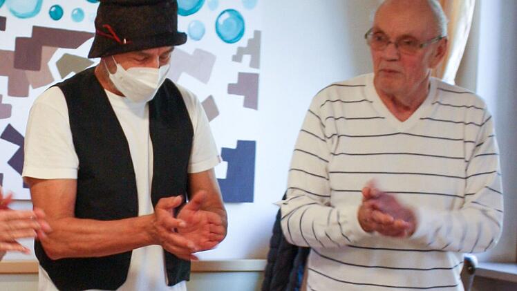 Kulmbach: "Zirkus-Peter" besucht Seniorenheim - und zaubert Bewohnern L&auml;cheln in Gesichter