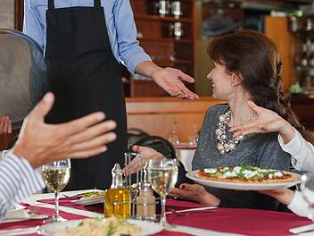 Unzufriedene Gäste reklamieren im Restaurant beim Kellner