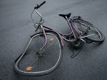 Radfahrerin prallt im Kreis Ansbach gegen Tasche von Mann und st&uuml;rzt