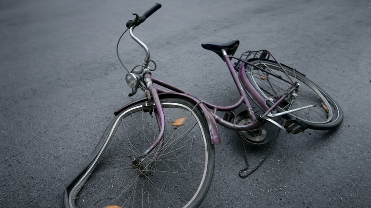 Radfahrerin ohne Helm bei Unfall im Kreis Bamberg schwer verletzt