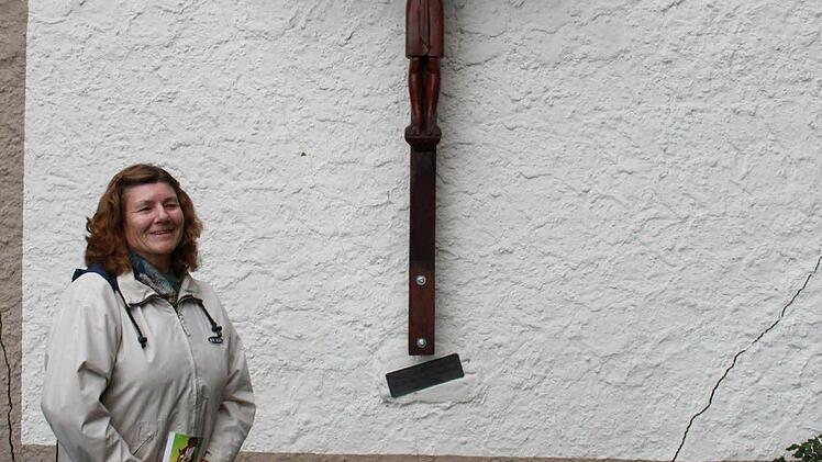 Dieses Kreuz hat Gabi Appel  gestiftet. Damit blickt Jesus wahrhaftig wieder auf Ebern herab.