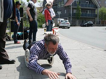 Bernhard Scherer beim Workshop im Hockern. Er versucht den so genannten Rollstuhltrick.  Foto: mey