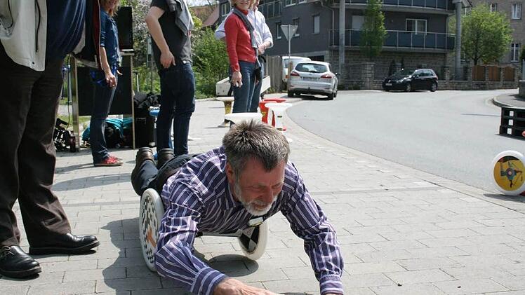 Bernhard Scherer beim Workshop im Hockern. Er versucht den so genannten Rollstuhltrick.  Foto: mey