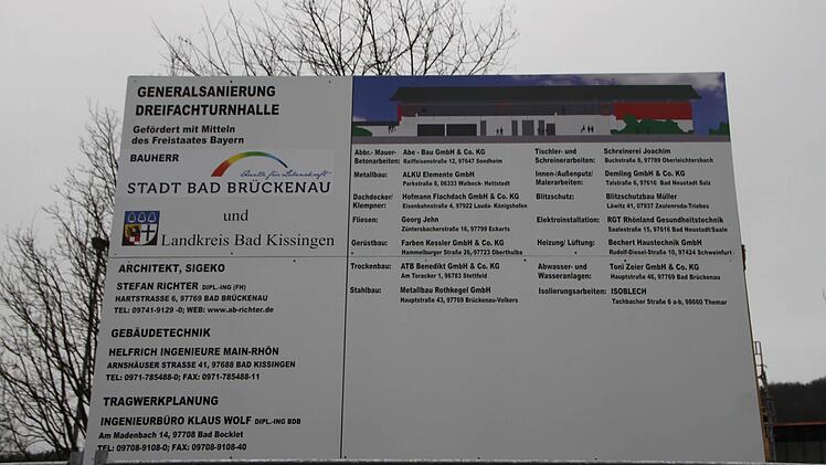 Auf einer Tafel stehen die Firmen, die an der Sanierung beteiligt sind.