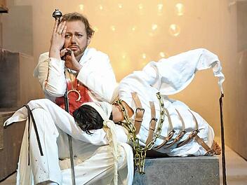 Mit seinem Rollendebüt als Lohengrin beeindruckt der Tenor Daniel Kirch. In seiner Darstellung wird die Ambivalenz der Figur intensiv spürbar. Als Schwan fasziniert der Tänzer Mariusz Czochrowski. Foto: Andrea Kremper