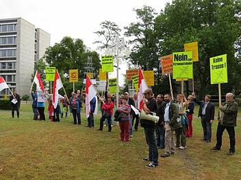 Stromtrassengegner aus den Landkreisen Bad Kissingen und Schweinfurt versammeln sich vor der Bundesnetzagentur. Foto: Bürgerinitiative