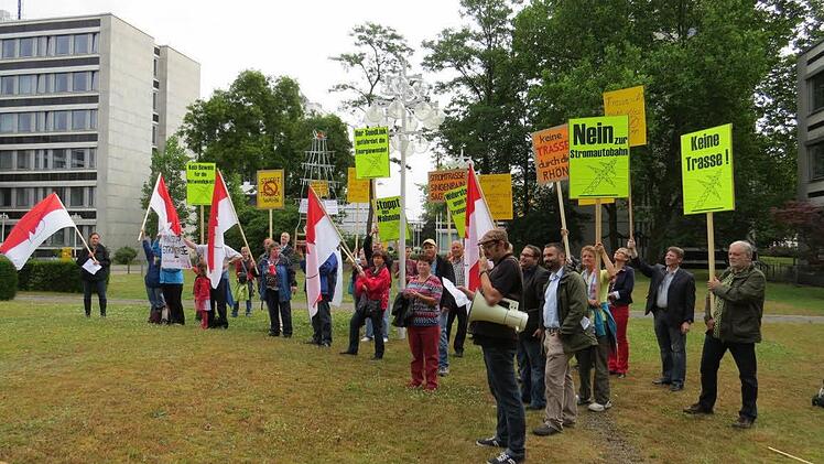 Stromtrassengegner aus den Landkreisen Bad Kissingen und Schweinfurt versammeln sich vor der Bundesnetzagentur. Foto: Bürgerinitiative