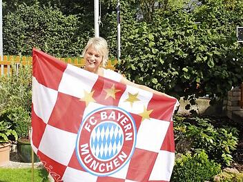 Alexandra Schatz zeigt die letzte noch verbliebene Fahne, die aber nicht aufgehängt wird.  Foto: Josef Hofbauer