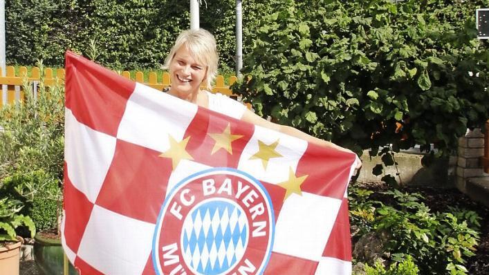 Alexandra Schatz zeigt die letzte noch verbliebene Fahne, die aber nicht aufgehängt wird.  Foto: Josef Hofbauer