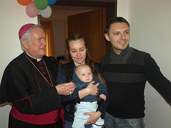 Im Rahmen seiner Visitation im Dekanat Bad Kissingen besuchte Bischof Friedhelm die Asylbewerberunterkunft in Ebenhausen. In Gesprächen widmete er sich den Familien und ermutigte, sich in der neuen Umgebung zurechtzufinden wie hier Anton Anichennov mit seiner Frau Ganna und Sohn Mark. Foto: Stefan Geiger