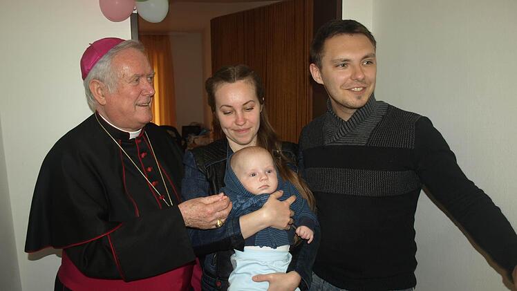 Im Rahmen seiner Visitation im Dekanat Bad Kissingen besuchte Bischof Friedhelm die Asylbewerberunterkunft in Ebenhausen. In Gesprächen widmete er sich den Familien und ermutigte, sich in der neuen Umgebung zurechtzufinden wie hier Anton Anichennov mit seiner Frau Ganna und Sohn Mark. Foto: Stefan Geiger