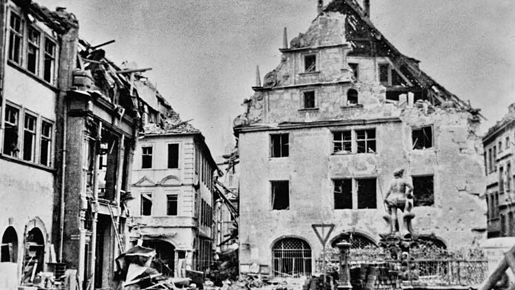 Die zerstörte Alte Maut, die nach dem Krieg nicht mehr aufgebaut wurde, davor der Gabelmann.  Foto: Stadtarchiv