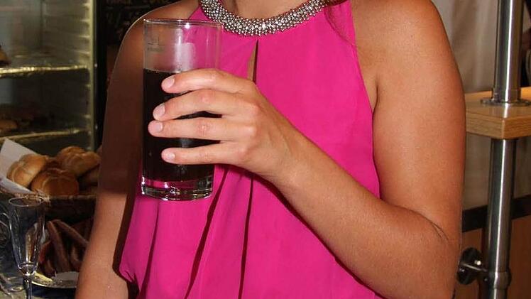 Nina Hoffmann vom MGF-Gymnasium zeigte Mut und hatte ein pinkfarbenes Abendkleid gewählt, ...