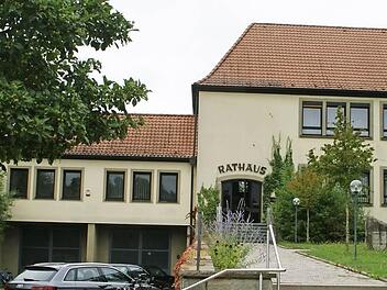 Die energetische Sanierung des Rauhenebracher Rathauses steht an. Eingebettet werden soll sie in ein "Integriertes Quartierskonzept" der energetischen Stadtsanierung. Unter anderem könnte dabei ein Nahwärmenetz für das Rathaus und umliegende öffentliche wie private Gebäude entstehen. Den Einstiegsbeschluss fasste der Gemeinderat Rauhenebrach in seiner Sitzung am Dienstagabend im Rathaus.  Foto: Sabine Weinbeer