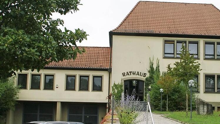 Die energetische Sanierung des Rauhenebracher Rathauses steht an. Eingebettet werden soll sie in ein "Integriertes Quartierskonzept" der energetischen Stadtsanierung. Unter anderem könnte dabei ein Nahwärmenetz für das Rathaus und umliegende öffentliche wie private Gebäude entstehen. Den Einstiegsbeschluss fasste der Gemeinderat Rauhenebrach in seiner Sitzung am Dienstagabend im Rathaus.  Foto: Sabine Weinbeer