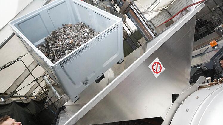 Ein Gabelstapler kippt das Erntegut in die Presse. Foto: Arkadius Guzy