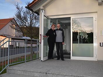 Sigrid und Christoph Vierheilig verwalten das PGZ seit der Eröffnung. Hier stehen sie im Eingang des Gebäudes, das sich am Ortseingang Waldfensters befindet. Foto: Katthrin Kupka-Hahn