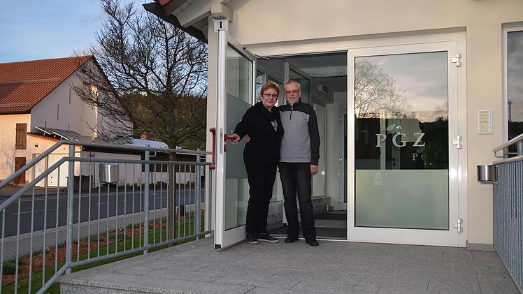 Sigrid und Christoph Vierheilig verwalten das PGZ seit der Eröffnung. Hier stehen sie im Eingang des Gebäudes, das sich am Ortseingang Waldfensters befindet. Foto: Katthrin Kupka-Hahn