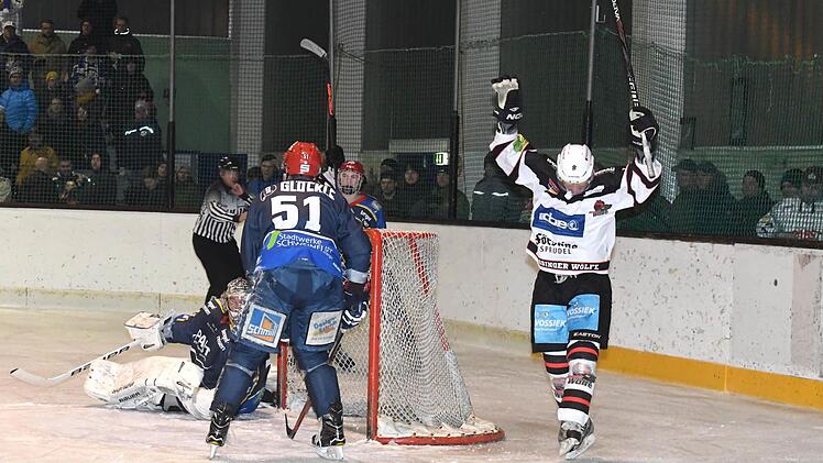 Mit 4:1 gewannen die Kissinger Wölfe (in weiß) das Unterfranken-Derby gegen den ERV Schweinfurt. Foto: Hopf