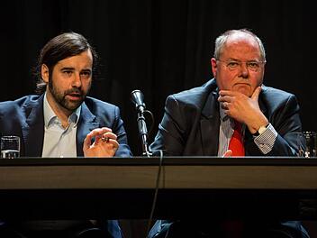 Sebastian Körber im Gespräch mit Peer Steinbrück. beim Literaturfestival in Bamberg. Foto: Barbara Herbst