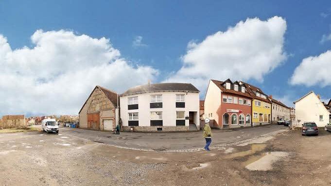 Der Dorfplatz und die Ludwigstraße in Poppenlauer werden ausgebaut. Die Arbeiten beginnen am 27. März. Unser Panoramabild zeigt den kompletten Platz samt der Straße.  Foto: Dieter Britz