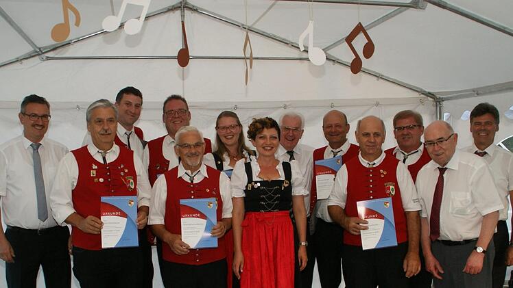 Mindestens seit 30 Jahren sind diese Frauen und Männer aktive Musiker in Kirchaich. Hans Steinhäuser (Zweiter von links) spielt sogar schon seit 50 Jahren mit.