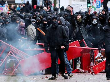 Droht in Erlangen ähnlicher Krawall durch vermummte Autonome wie in Hamburg beim G 20-Gipfel? Malte Christians/dpa