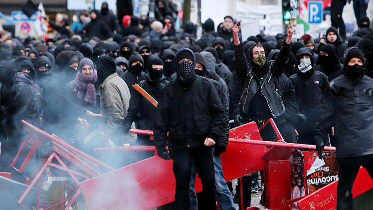Droht in Erlangen ähnlicher Krawall durch vermummte Autonome wie in Hamburg beim G 20-Gipfel? Malte Christians/dpa