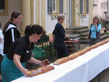 Bereits zum 10. Mal wird am Palmsonntag vor dem Brunnenbau in Bad Bocklet Osterbrot f&uuml;r einen guten Zweck verkauft. Foto: Bj&ouml;rn Hein/Archiv