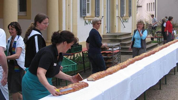 Bereits zum 10. Mal wird am Palmsonntag vor dem Brunnenbau in Bad Bocklet Osterbrot f&uuml;r einen guten Zweck verkauft. Foto: Bj&ouml;rn Hein/Archiv