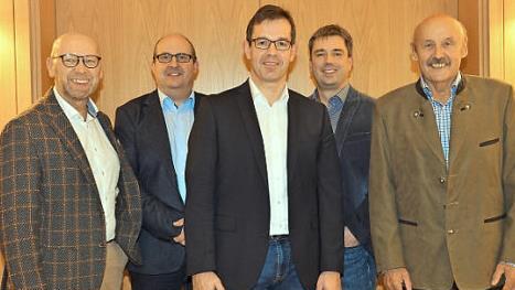 Bürgermeisterkandidat Jürgen Gäbelein (Mitte) mit den amtierenden Gemeinderäten (von links) Alfred Leikeim, Thilo Hanft und Stefan Schmidt sowie Versammlungsleiter Günther Kohles Foto: Thomas Micheel
