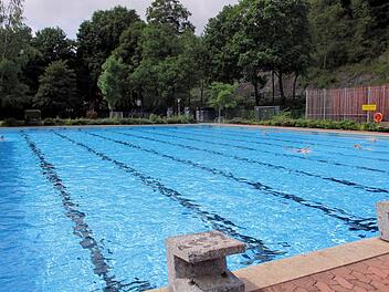 Das Schwimmerbecken in Steinwiesen kann mit 495 Quadratmetern schon einige Schwimmer aufnehmen. Der Sprungblockbereich (links) wird gesperrt. Susanne Deuerling