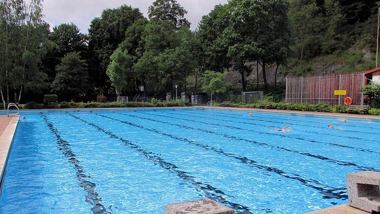 Das Schwimmerbecken in Steinwiesen kann mit 495 Quadratmetern schon einige Schwimmer aufnehmen. Der Sprungblockbereich (links) wird gesperrt. Susanne Deuerling