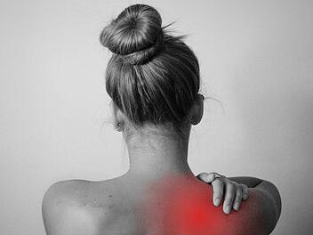 Von Fibromyalgie Betroffene leiden häufig sehr unter den täglichen Schmerzen. Die chronischen Schmerzen sind individuell und treten in verschiedenen Körperregionen auf.