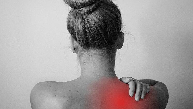 Von Fibromyalgie Betroffene leiden häufig sehr unter den täglichen Schmerzen. Die chronischen Schmerzen sind individuell und treten in verschiedenen Körperregionen auf.