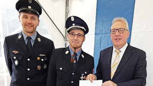 Zur 100-Jahr-Feier der Feuerwehr Hornungsreuth überreichte Bürgermeister Harald Hübner eine Spende der Gemeinde Neudrossenfeld (von links): Vorsitzender Christopher Weigel, Kommandant Matthias Reuther und Bürgermeister Harald Hübner.