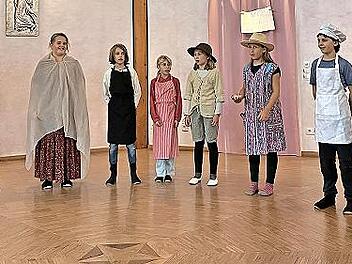 Die Viertklässler der Waldorfschule im Kulmbacher Land studierten ein Theaterstück über die Schildbürger ein.