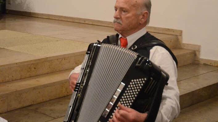 Georg Wolf schrieb zwei Arrangements für die Eisenbahnsinggruppe "Frohsinn" und begleitet diese am Akkordeon. Foto: K.-H. Hofmann