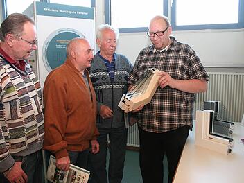 Bürger der Gemeinde interessieren sich in der Ausstellung für dreifach verglaste Fenster. Foto: Evi Seeger