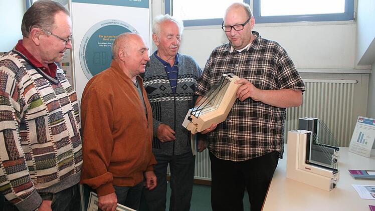 Bürger der Gemeinde interessieren sich in der Ausstellung für dreifach verglaste Fenster. Foto: Evi Seeger