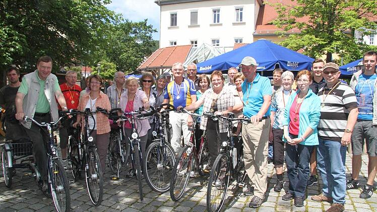Mit 32 Teilnehmern waren die Radsportfreunde Jahreis die stärkste Gruppe beim Radfahrtag in Kulmbach - und holten den Pokal. Foto: Sonja Adam