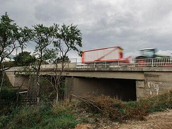 Die Bahnbrücke bei Redwitz ist eine der zwei stark sanierungsbedürftigen Brücken im Kreis Lichtenfels. Hier wird schon eine Umfahrungsstrecke gebaut.  Foto: Hendrik Steffens