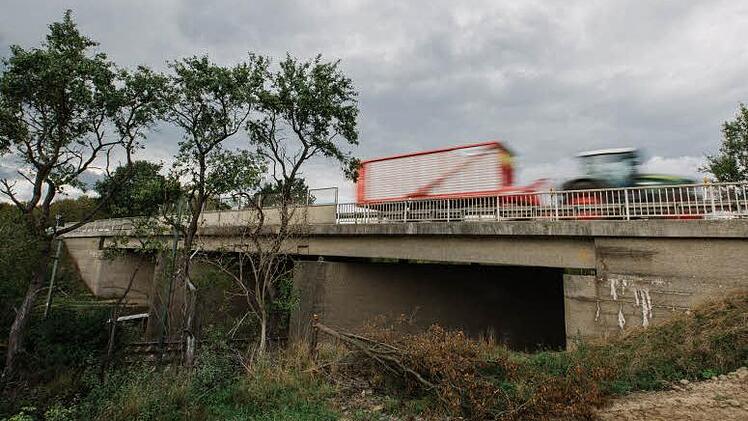 Die Bahnbrücke bei Redwitz ist eine der zwei stark sanierungsbedürftigen Brücken im Kreis Lichtenfels. Hier wird schon eine Umfahrungsstrecke gebaut.  Foto: Hendrik Steffens