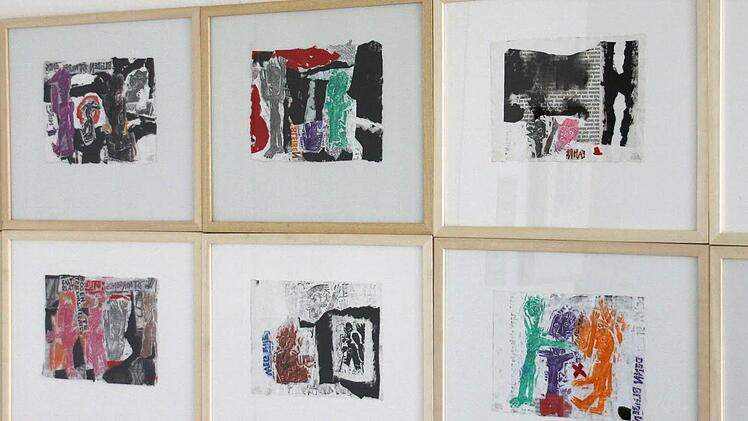 Farbiger als andere Werke erscheint die Bildserie zum Thema "Gehen", die Horst Peter Meyer im Kunstverein Coburg zeigt.Foto: Nelly Ritz