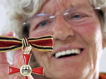 Maruška Hofmann-Šircelj zeigt ihr Bundesverdienstkreuz.  Fotos: Diana Fuchs