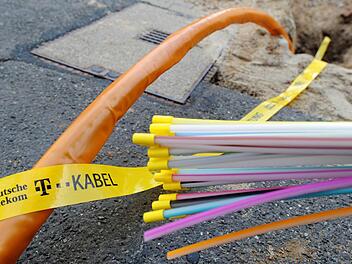 Dünne Kabel, große Bedeutung: Unternehmen, die international wettbewerbsfähig sein wollen, benötigen schnelle Datenleitungen. Mittelfristig können das wohl nur Glasfaserkabel packen. Foto: Julian Stratenschulte/dpa