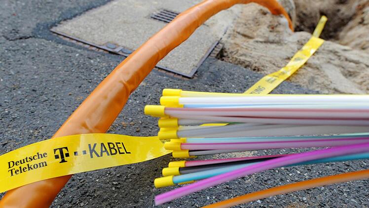 Dünne Kabel, große Bedeutung: Unternehmen, die international wettbewerbsfähig sein wollen, benötigen schnelle Datenleitungen. Mittelfristig können das wohl nur Glasfaserkabel packen. Foto: Julian Stratenschulte/dpa