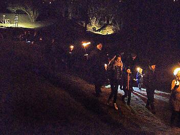 Auf dem Eselsweg zogen Eltmanner Kinder und ihre Eltern bei der heimatgeschichtlichen Fackelwanderung zur Wallburg. Im Hintergrund rechts erleuchtet der Eselsbrunnen. Fotos: Sabine Weinbeer
