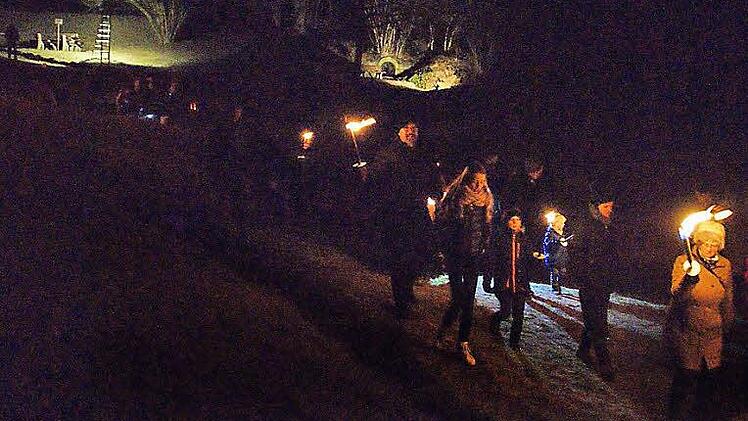 Auf dem Eselsweg zogen Eltmanner Kinder und ihre Eltern bei der heimatgeschichtlichen Fackelwanderung zur Wallburg. Im Hintergrund rechts erleuchtet der Eselsbrunnen. Fotos: Sabine Weinbeer