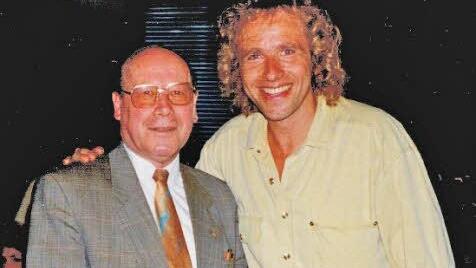 Der gro&szlig;e Blonde und sein Professor: Zur 100-Jahr-Feier des MGF-Gymnasiums im Juli 1993 treffen zwei, die sich m&ouml;gen, wieder zusammen. Fotos: Wolfgang Schoberth